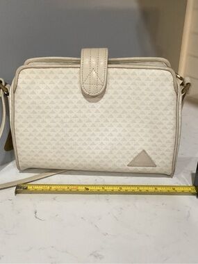 Liz Claiborne Cream Textured Crossbody Bag